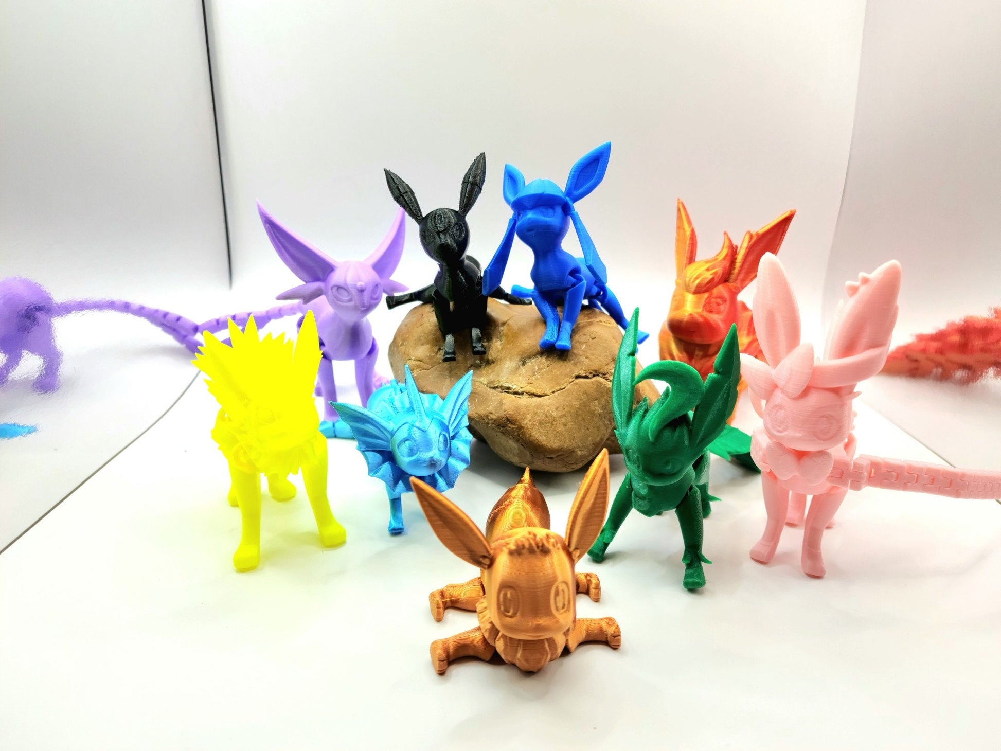 3D printed eeveelution series. Articulated, fidget toy.