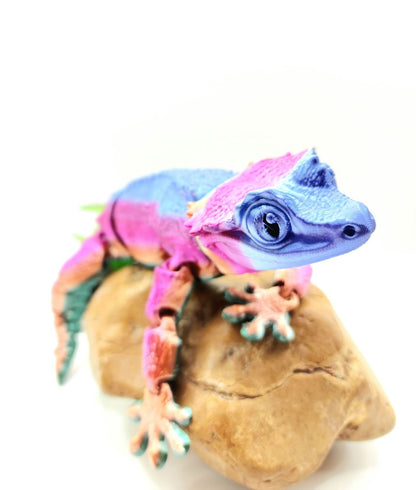 3D printed articulated crested Gecko with interchangeable tail. Fidget sensory toy.