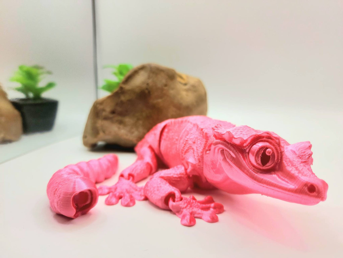 3D printed articulated crested Gecko with interchangeable tail. Fidget sensory toy.