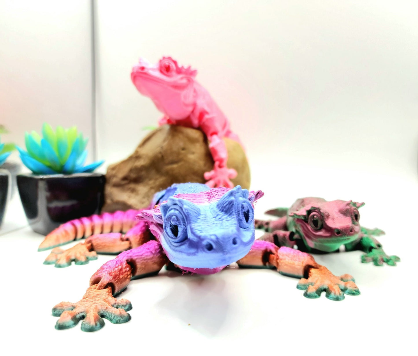 3D printed articulated crested Gecko with interchangeable tail. Fidget sensory toy.