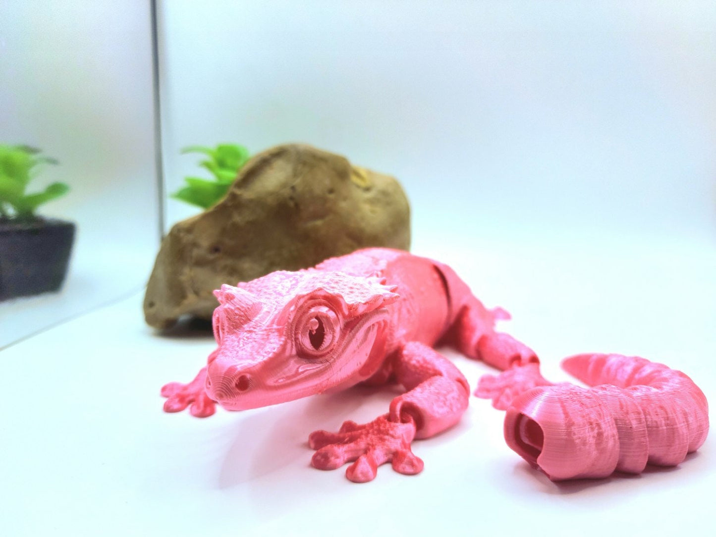 3D printed articulated crested Gecko with interchangeable tail. Fidget sensory toy.