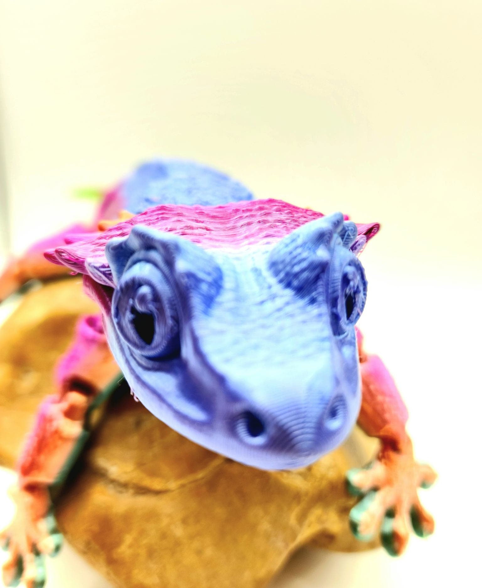 3D printed articulated crested Gecko with interchangeable tail. Fidget sensory toy.